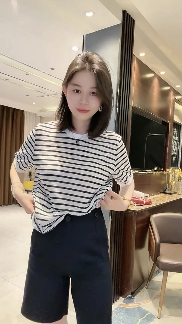 2025年夏季新款简约黑白条纹圆领短袖T恤女宽松百搭休闲打底上衣