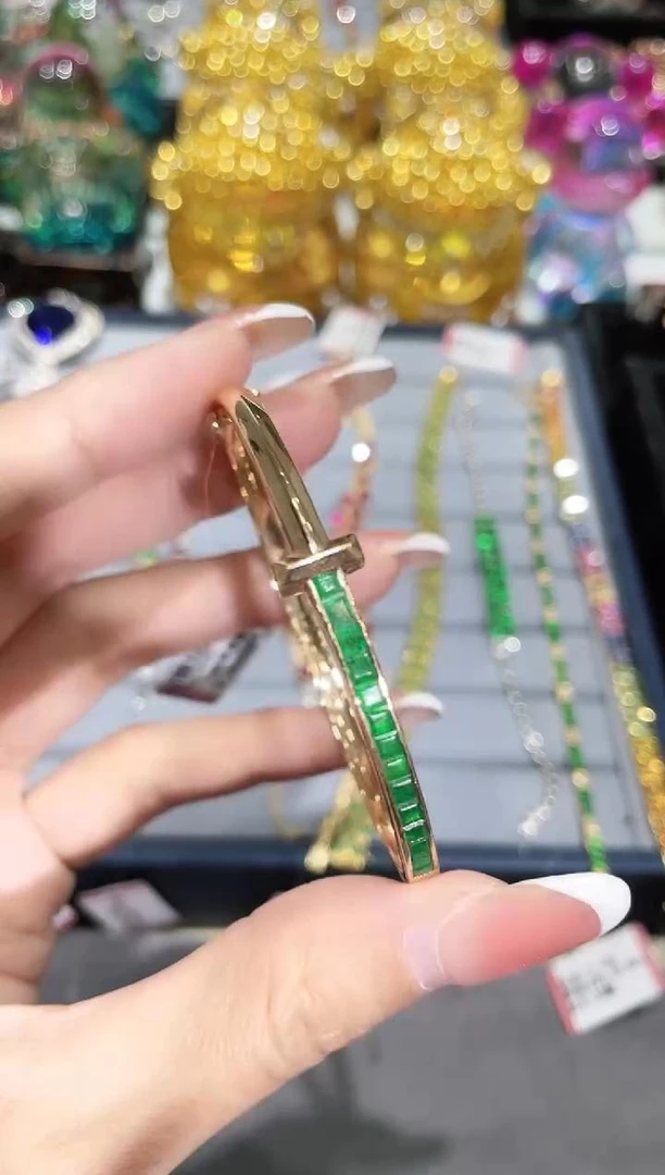 18K金镶嵌天然祖母绿手镯钉子款