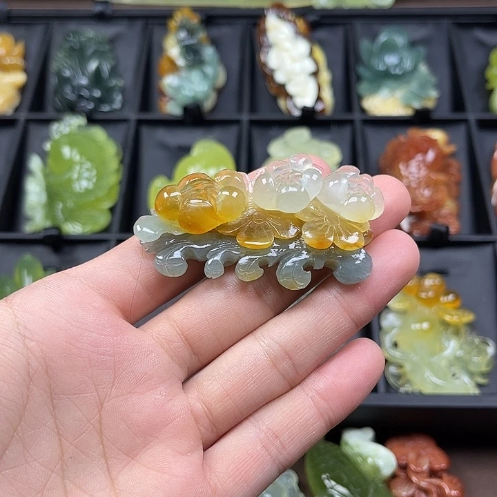 小***贝蛇纹石玉未镶嵌颈饰