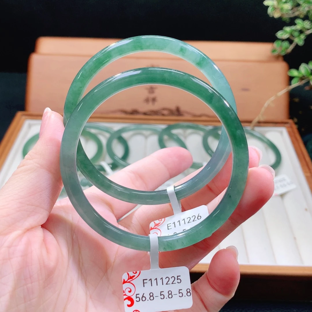 翡翠手镯（圆镯）未镶嵌