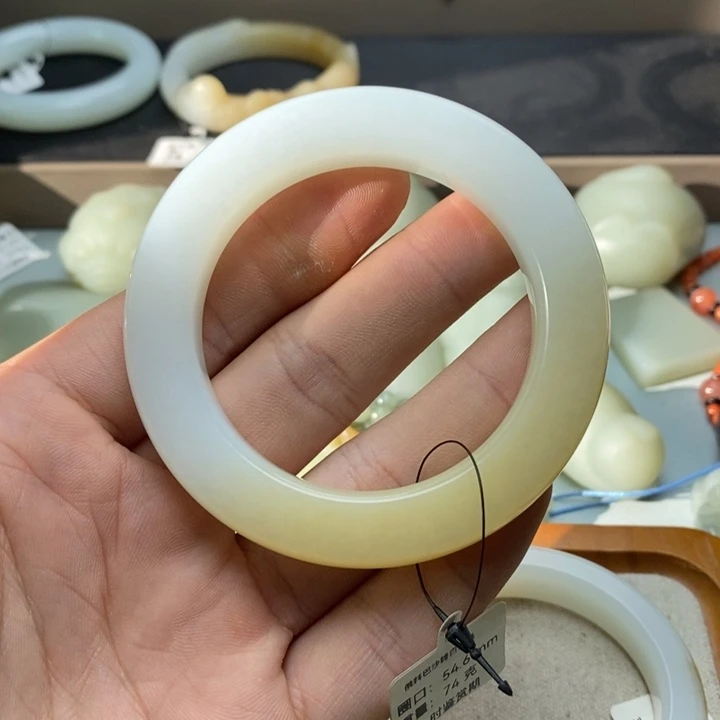 和田玉未镶嵌手镯