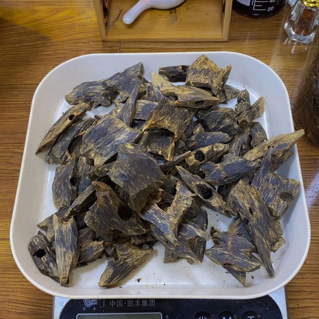 幸****沉香碎屑沉香棋楠母树块料172克