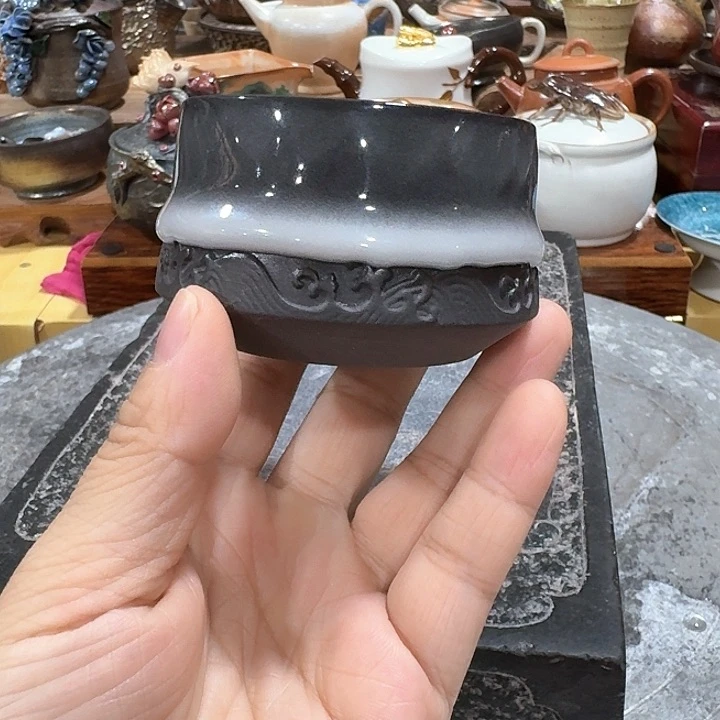 铁胎杯一个。品茗之