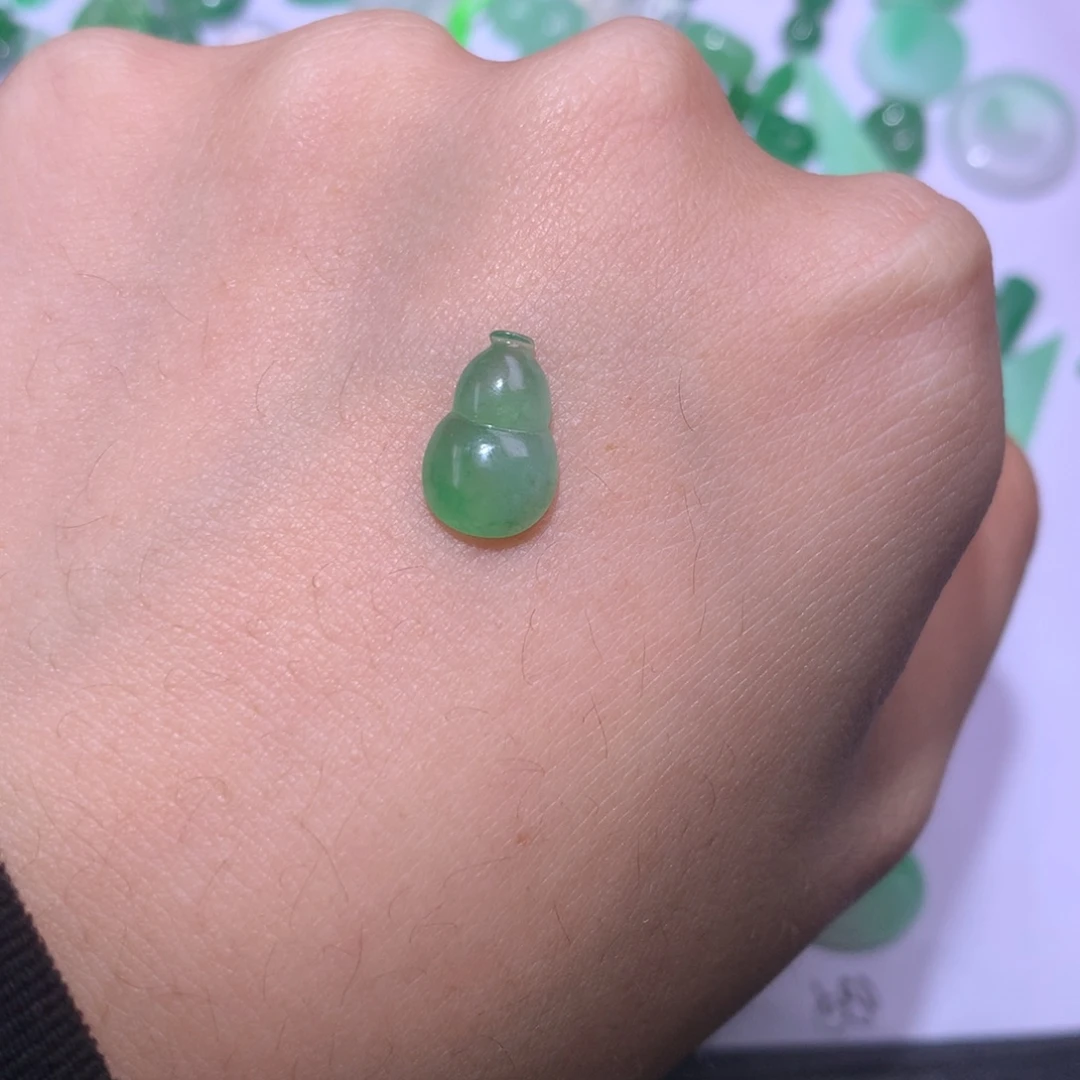 翡翠未镶嵌颈饰葫芦