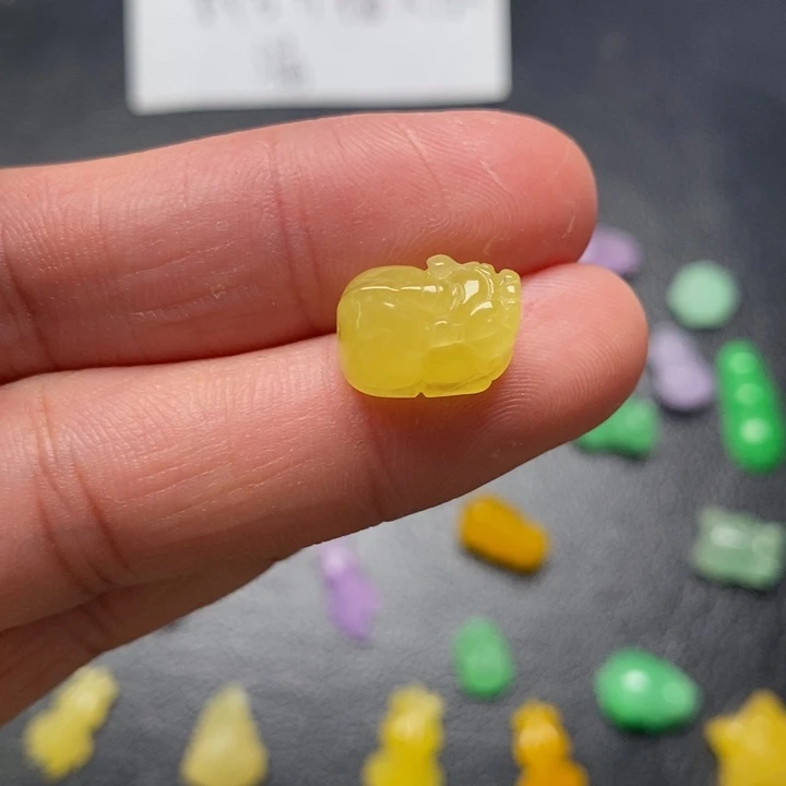 云***恋翡翠未镶嵌颈饰挂件