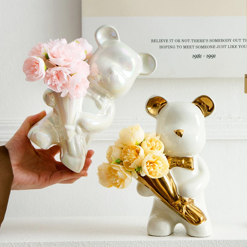 北欧创意捧花陶瓷暴力熊摆件客厅仿真花束熊新年乔迁桌面装饰品