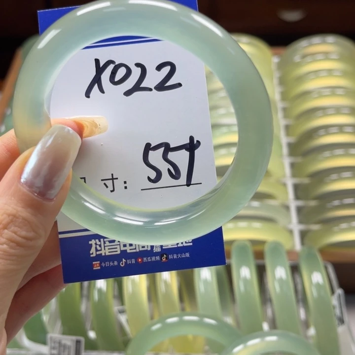 慧****岫玉未镶嵌手镯手镯