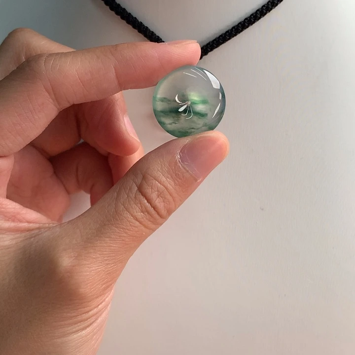 翡翠挂件未镶嵌…..