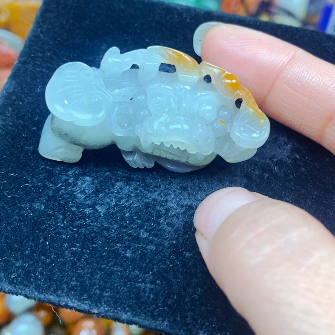 未镶嵌石英质玉（黄龙玉）颈饰