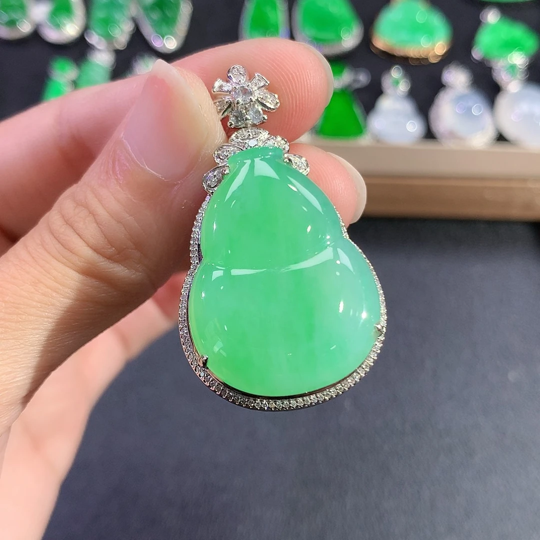翡翠18K金镶嵌吊坠(赠链)