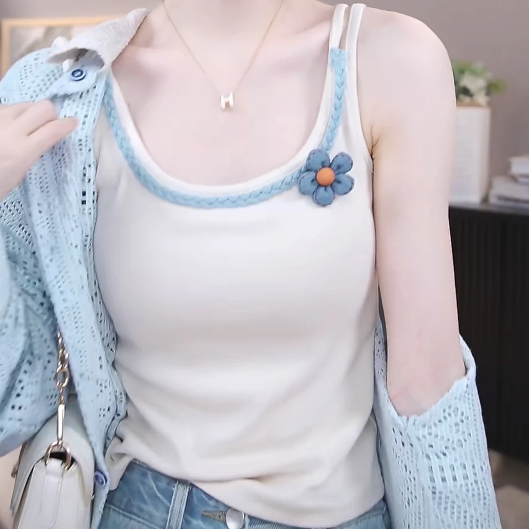 撞色花边带胸垫背心送花朵胸针女2025设计感时尚休闲百搭背心