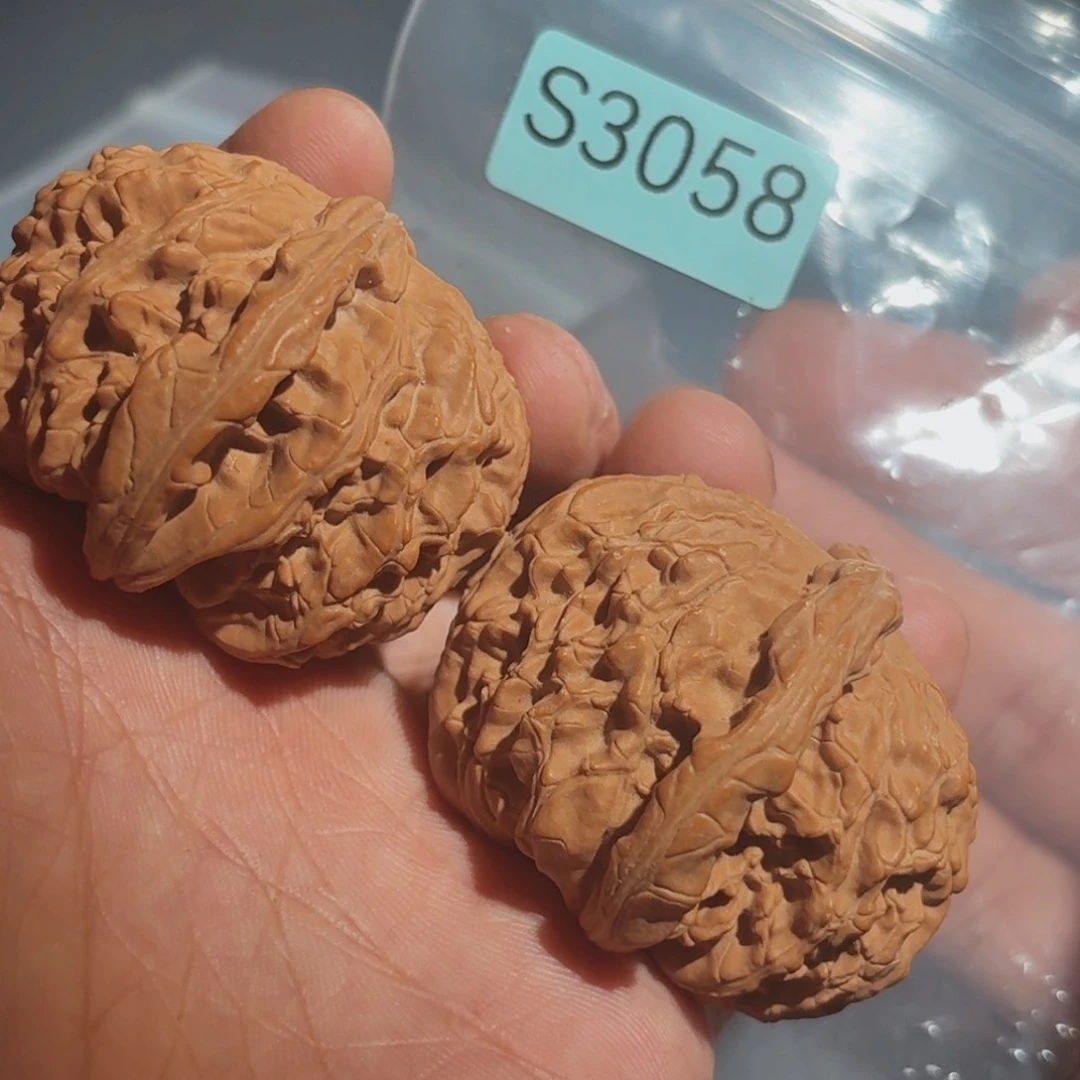 文玩核桃吊坠白狮子