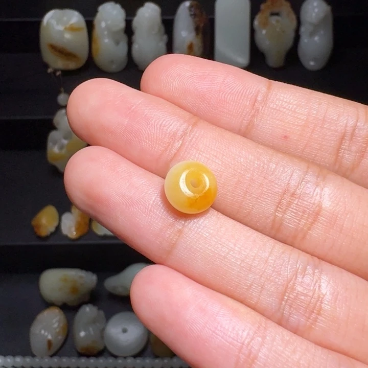 大***行和田玉未镶嵌颈饰