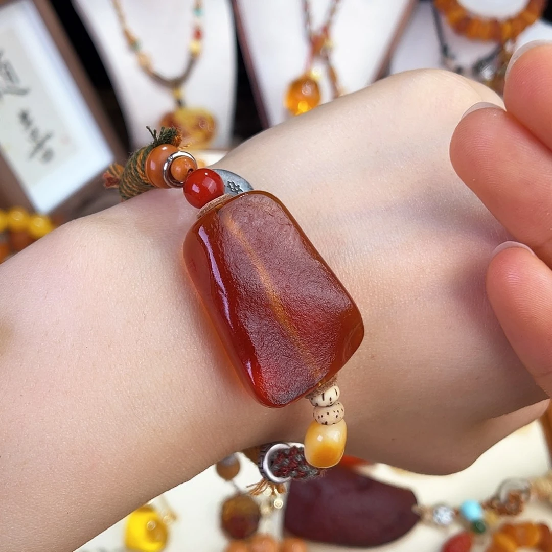 未镶嵌琥珀珠宝奇石。