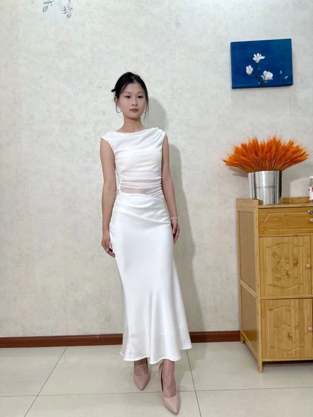 白色无袖荡领缎面礼服裙