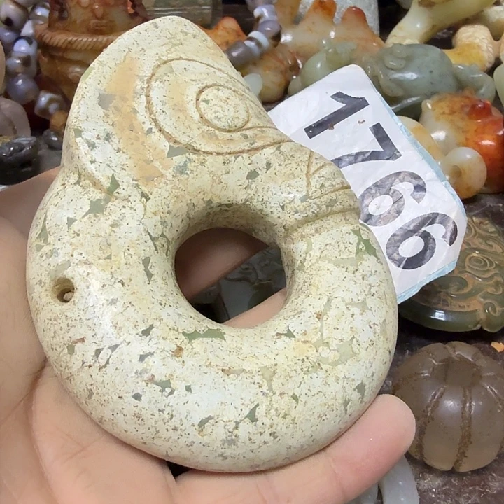 透闪石-蛇纹石玉未镶嵌颈饰