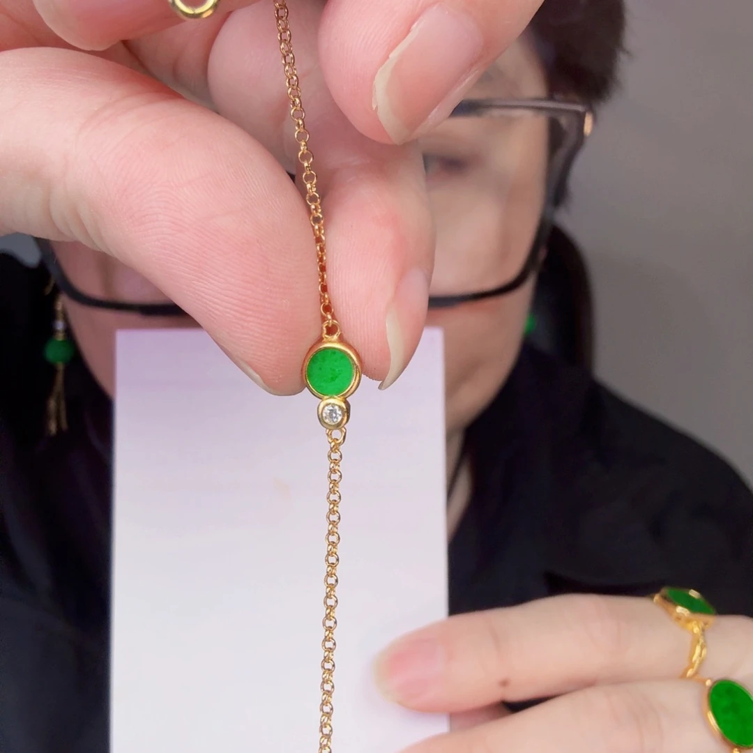 翡翠未镶嵌颈饰一件