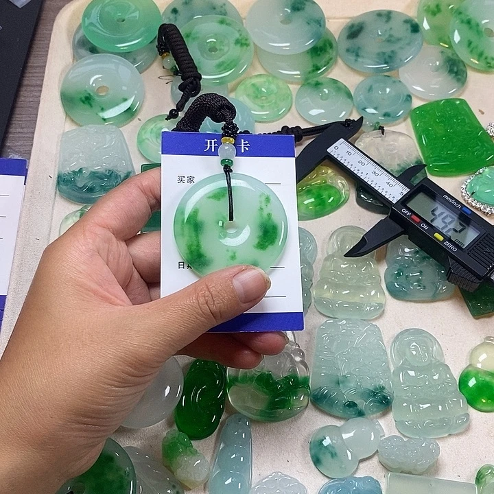 二***的翡翠未镶嵌颈饰平安