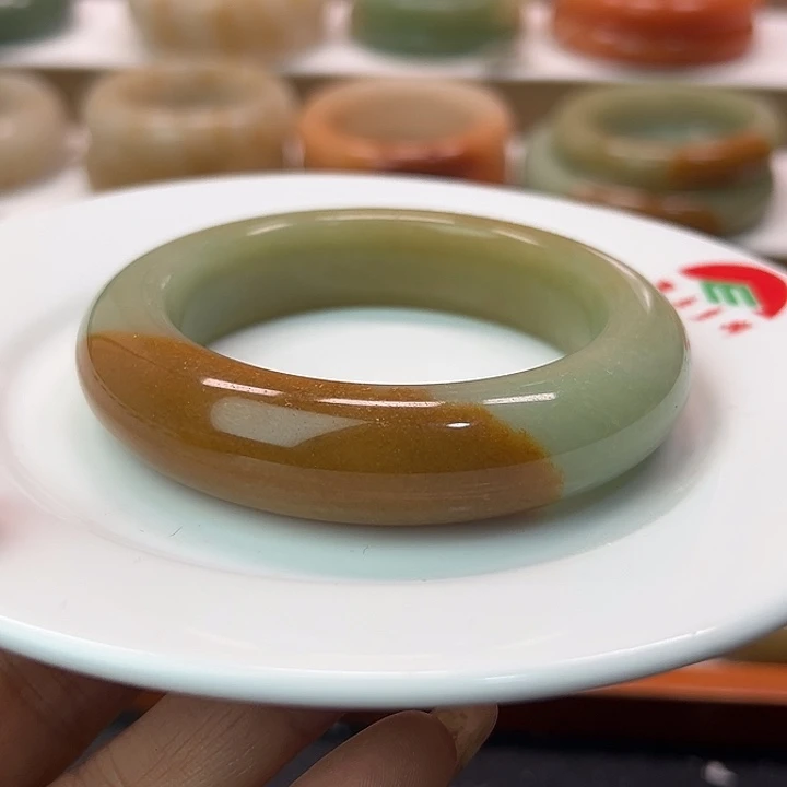 红***】未镶嵌手镯石英岩玉
