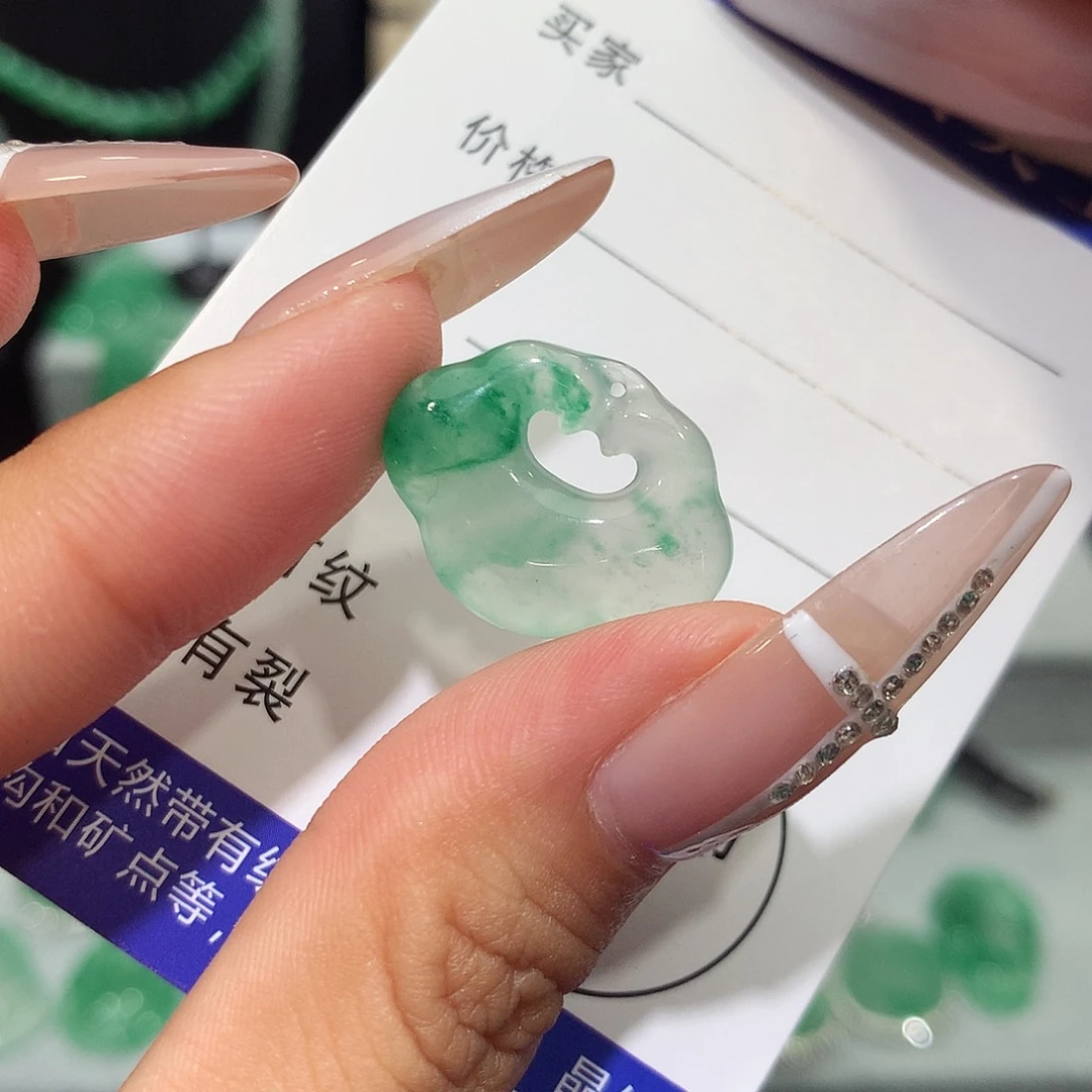 石英质玉（非洲翠）未镶嵌颈饰