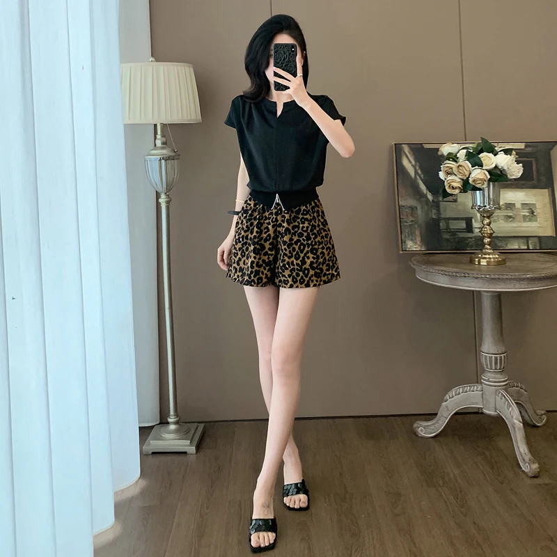 夏季新款减龄显瘦气质时尚休闲套装小V领短袖穿搭豹纹短裤两件套
