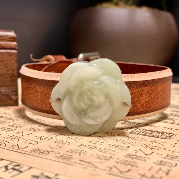 【绿野玫瑰】岫玉玫瑰花牌 象征美丽和爱情 是美神的化身 简洁大方
