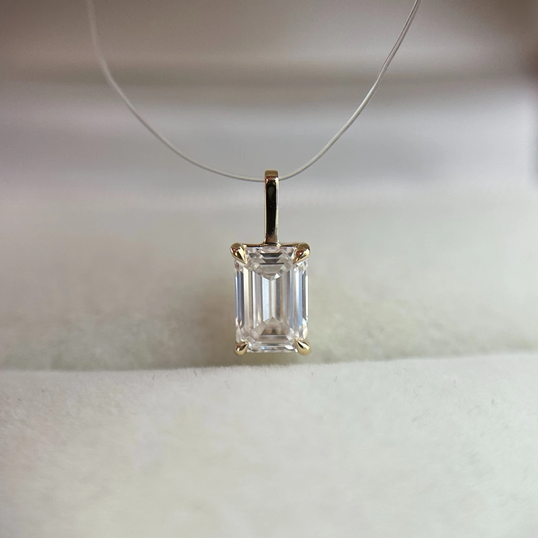 实验室培育钻石18K黄/18K白经典四爪祖母切工吊坠（不含链）