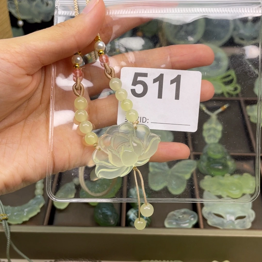 一***咪未镶嵌蛇纹石玉颈饰
