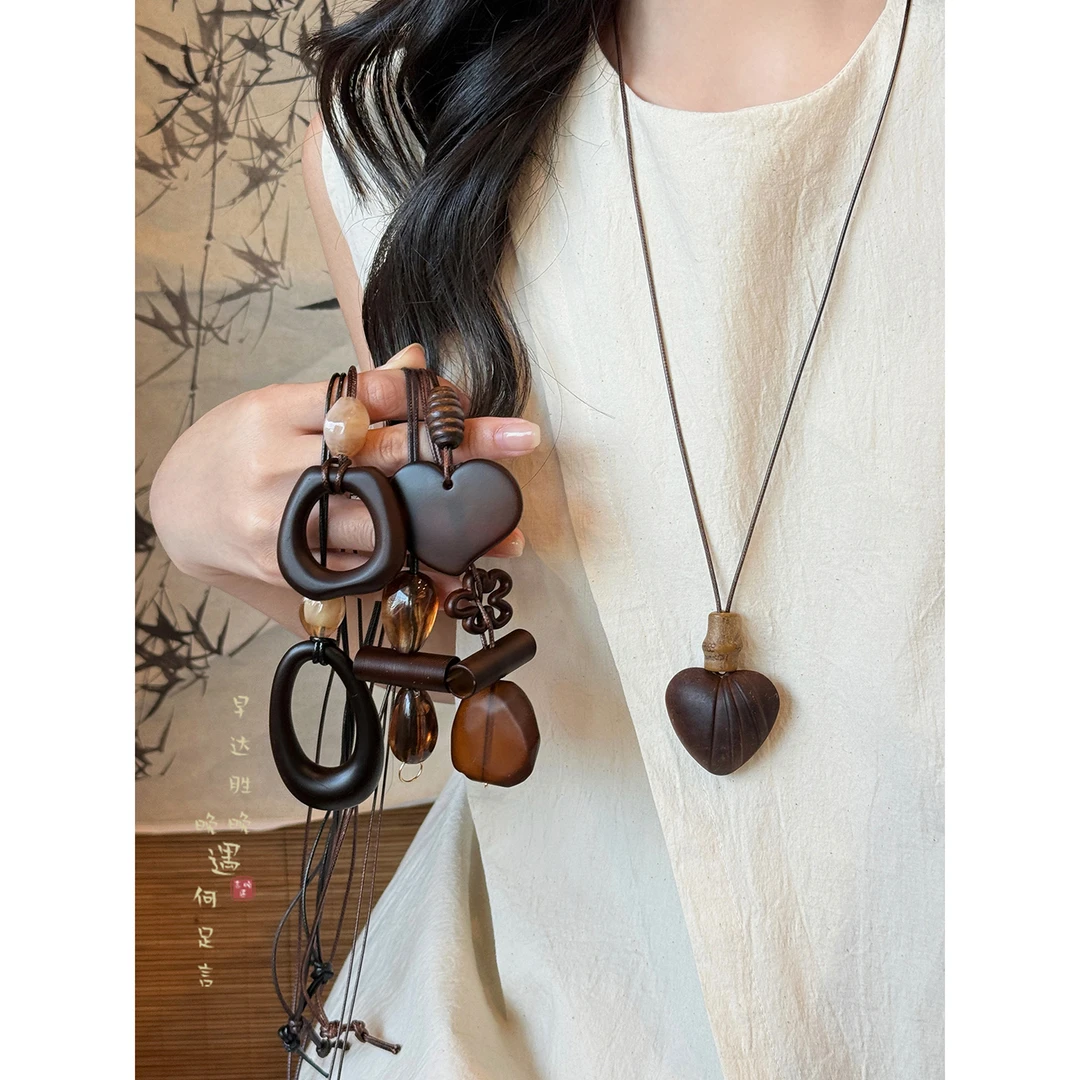 非金属皮质项链 新中式咖色爱心长款吊坠项链禅意复古毛衣链配饰