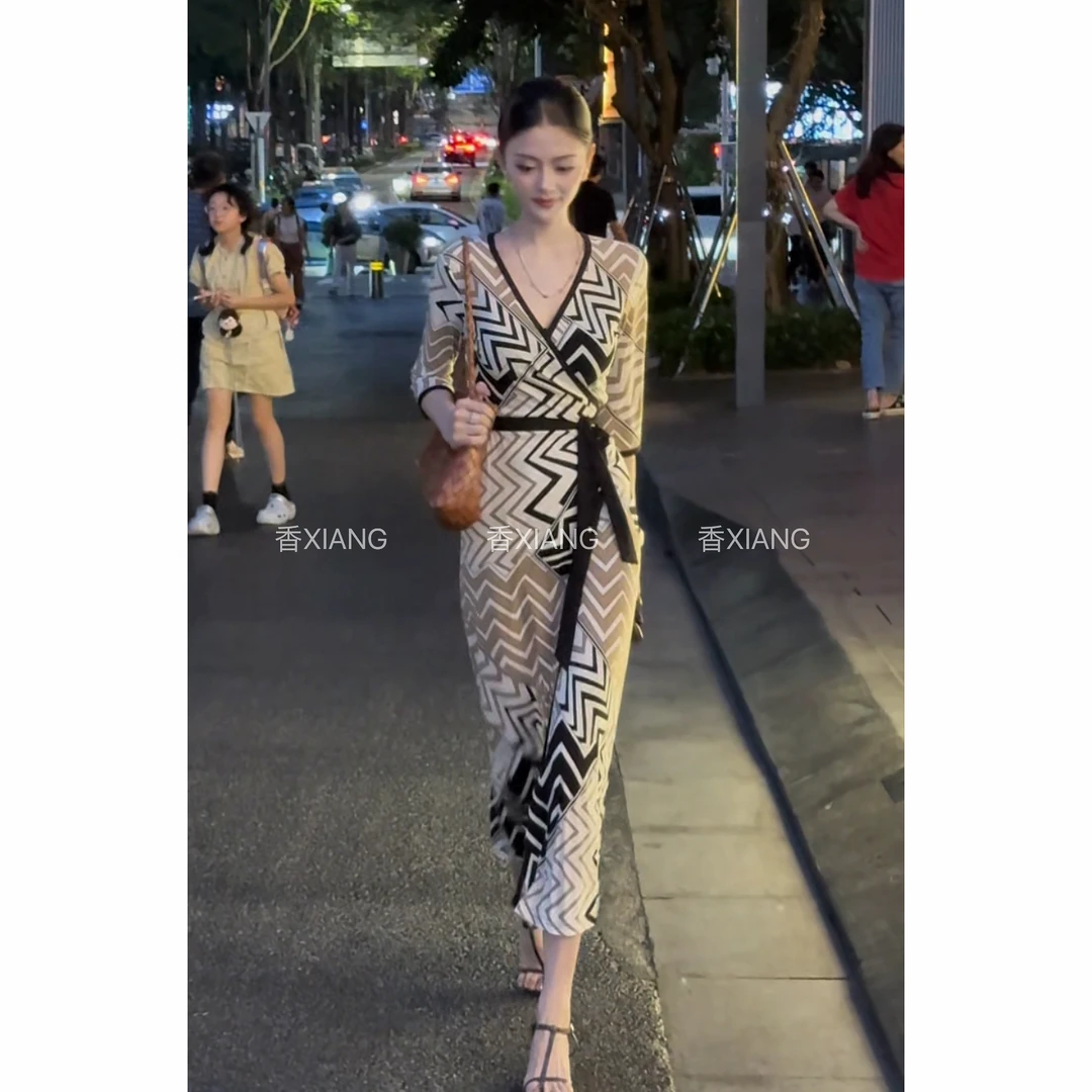 香香【黑白律动】裹身裙2025气质女神范几何印花显瘦修身轻奢连衣裙
