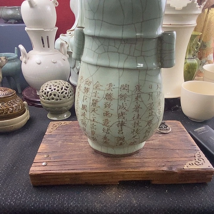 瓷片官窑的一个贯耳瓶