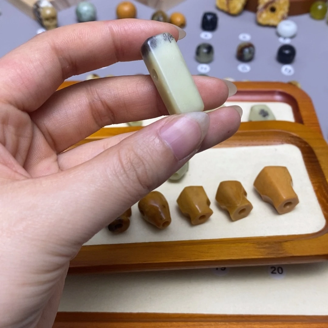 蛇纹石玉配饰合金迷****管