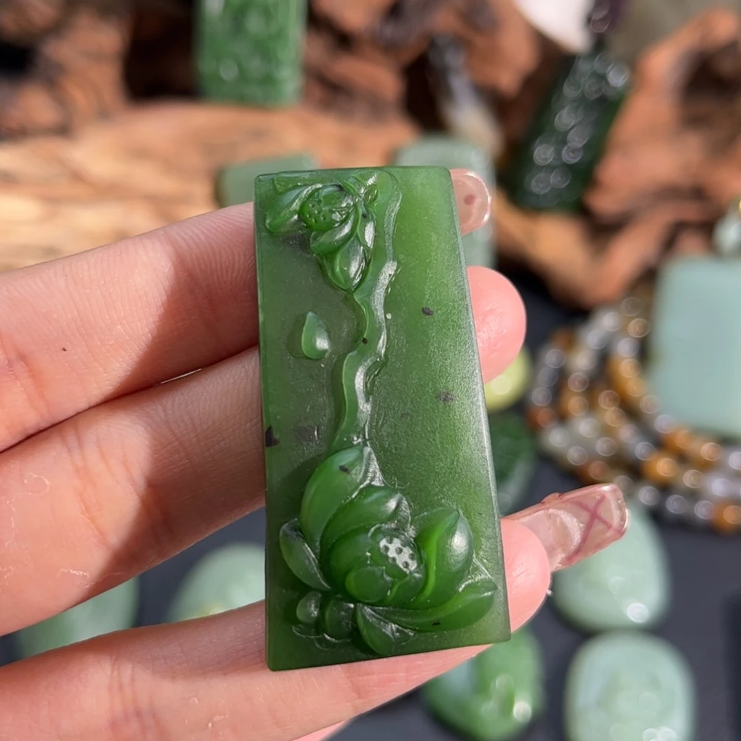 和田玉颈饰未镶嵌辣绿莲花牌定制