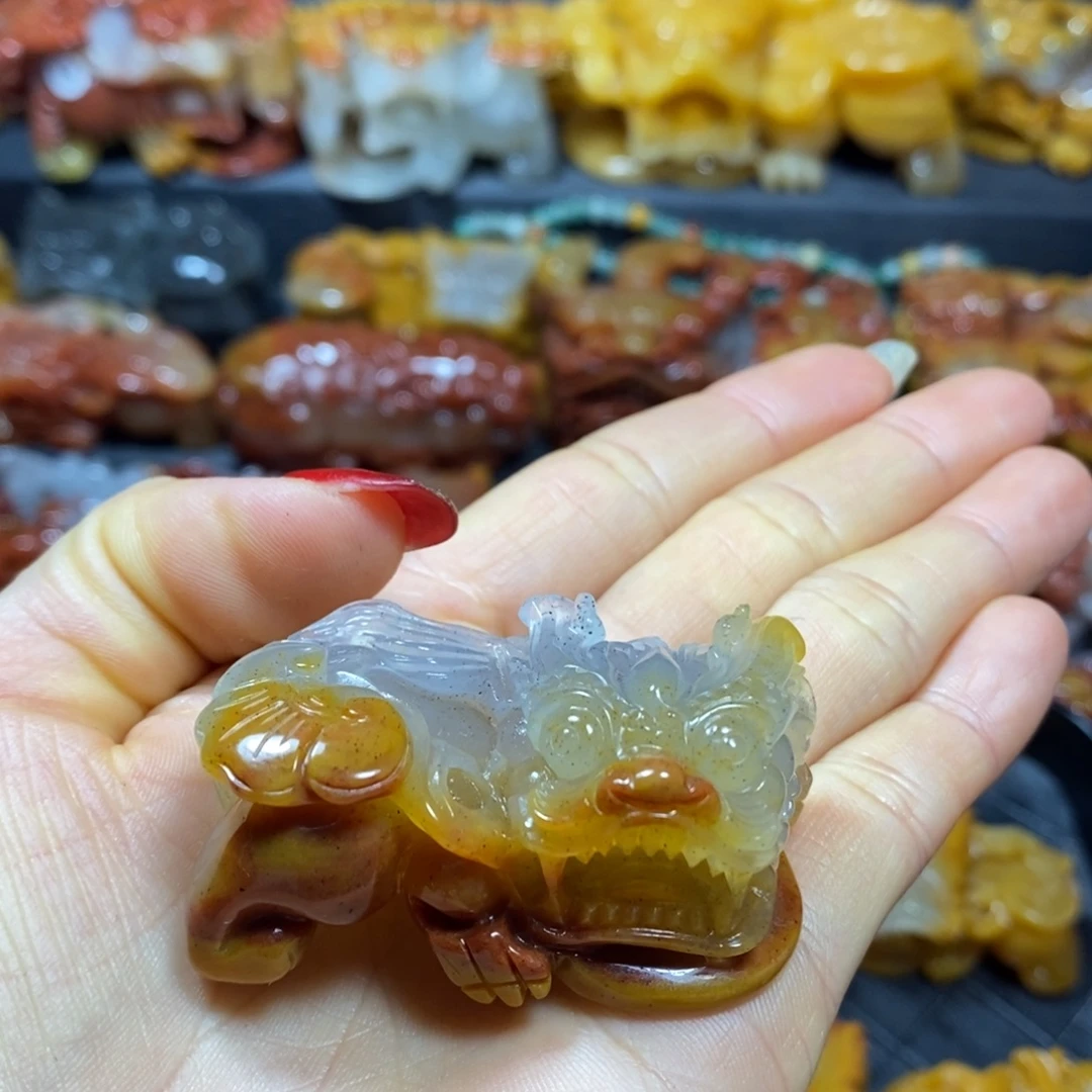 a***使石英质玉（黄龙玉）未镶嵌颈饰