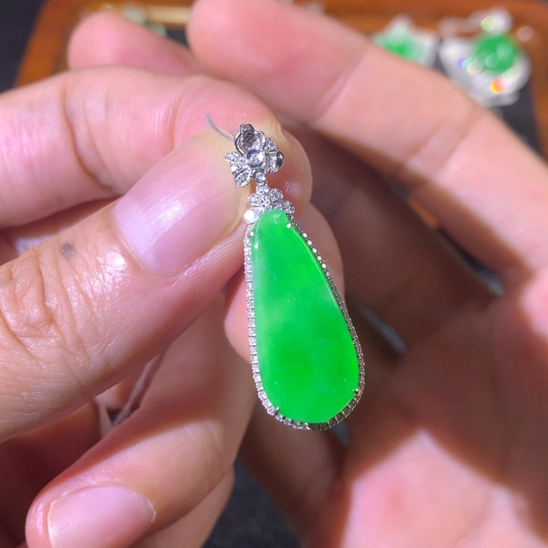 翡翠18K金镶嵌颈饰翡翠