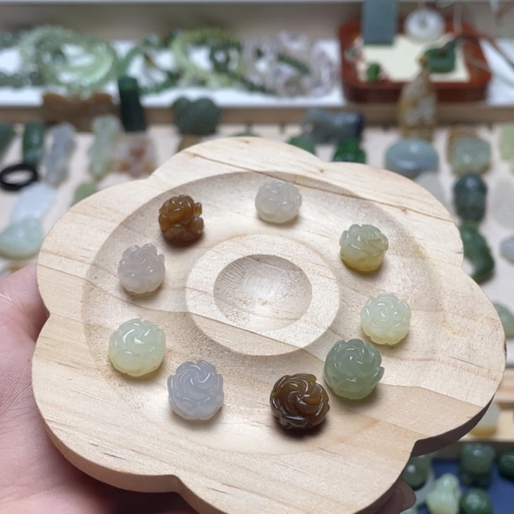 颈饰未镶嵌和田玉一个