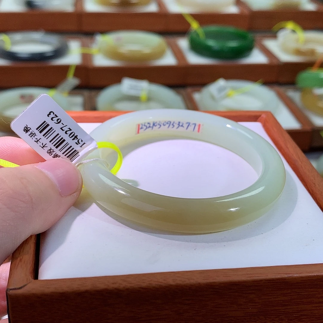 和田玉未镶嵌手镯且末糖52