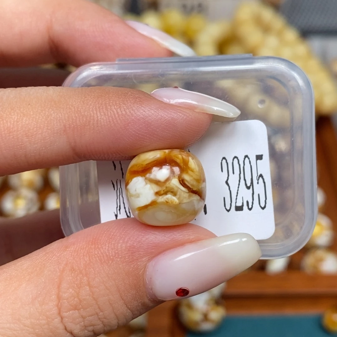 蜜蜡未镶嵌珠宝奇石3295