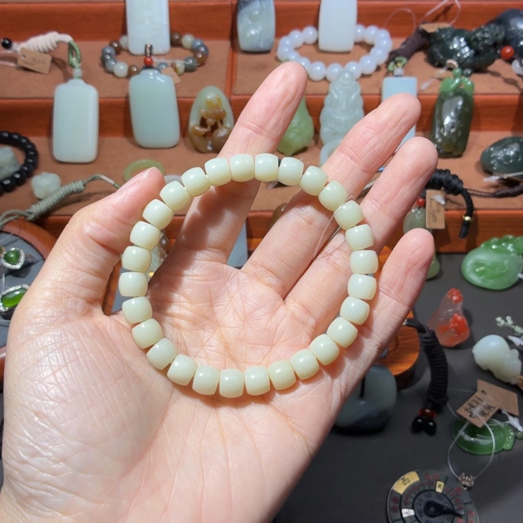 M***e和田玉未镶嵌颈饰