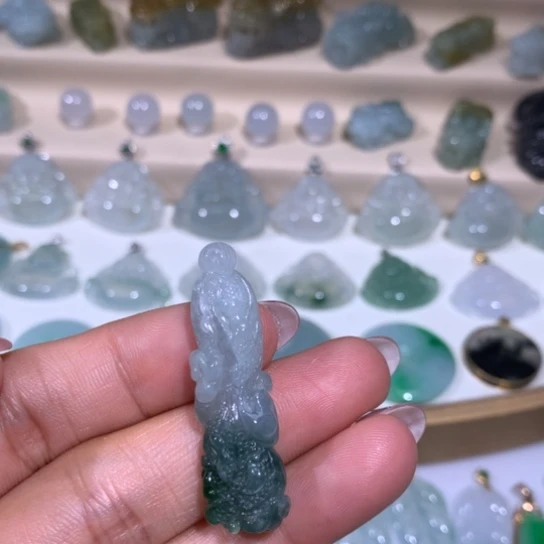 翡翠未镶嵌颈饰百财