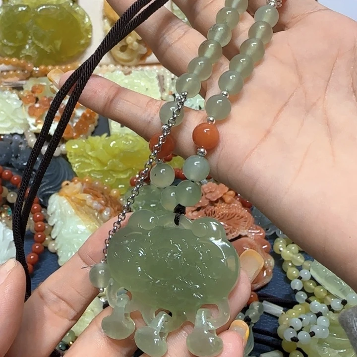 未镶嵌蛇纹石玉吊坠