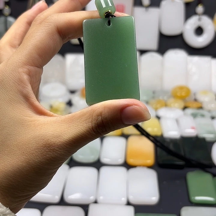 颈饰未镶嵌石英质玉（金丝玉）