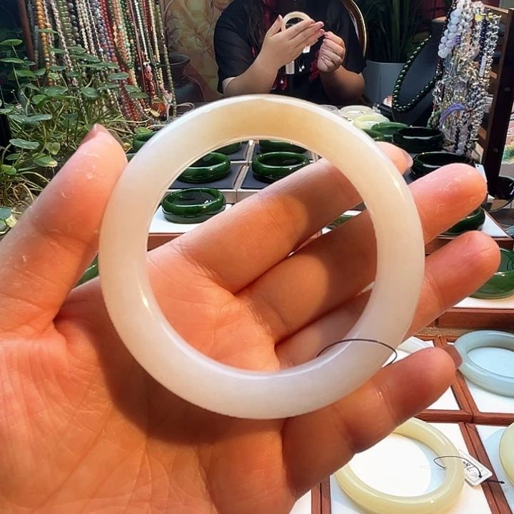 和田玉手镯未镶嵌俄糖58圈口