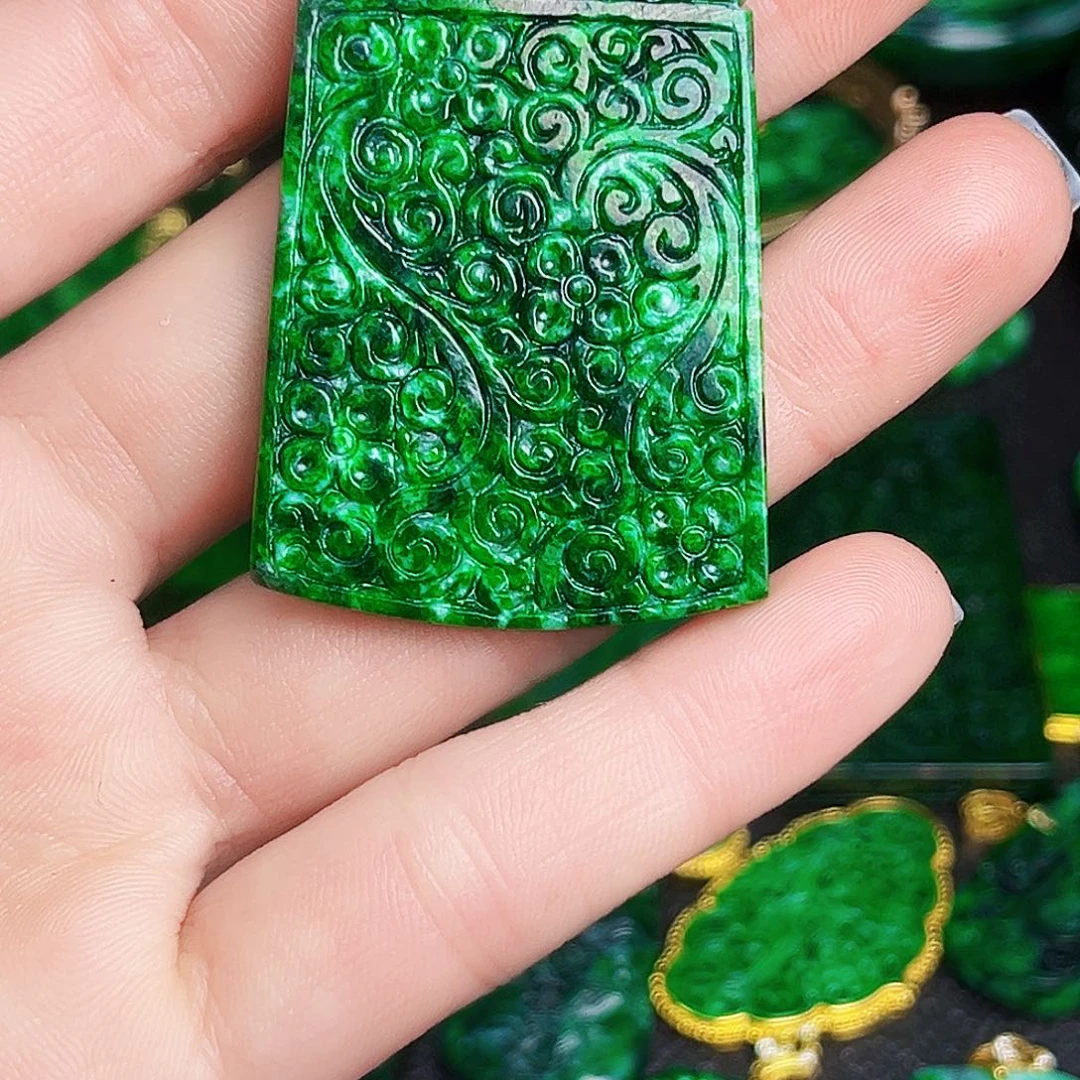 颈饰18K金镶嵌翡翠多样性