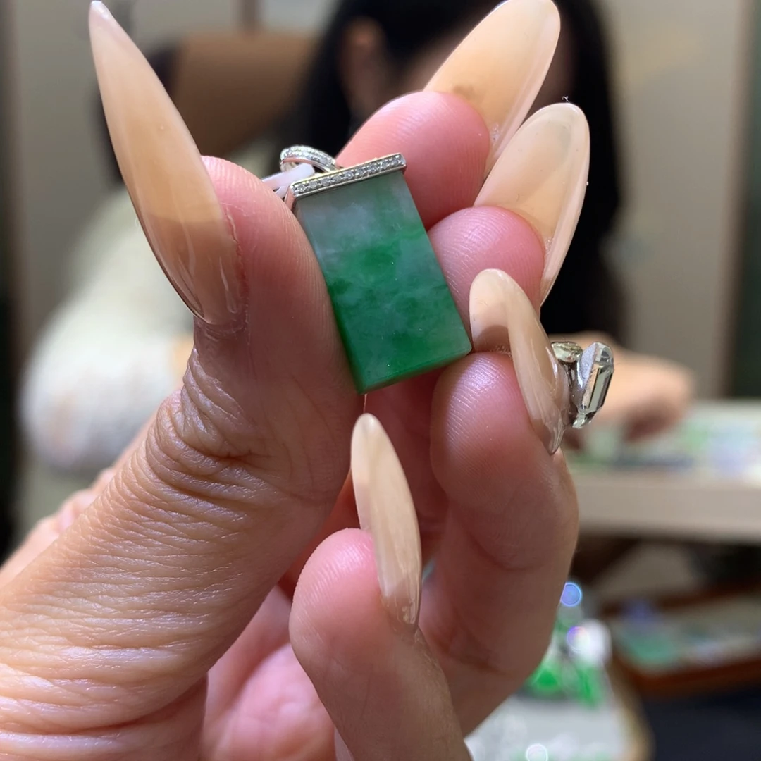 颈饰18K金镶嵌翡翠