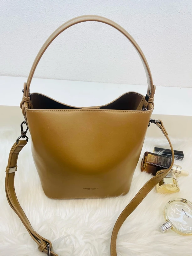 水桶包主袋椭圆形拉链暗袋斜挎包小众女士流苏小香风9890款牛皮包