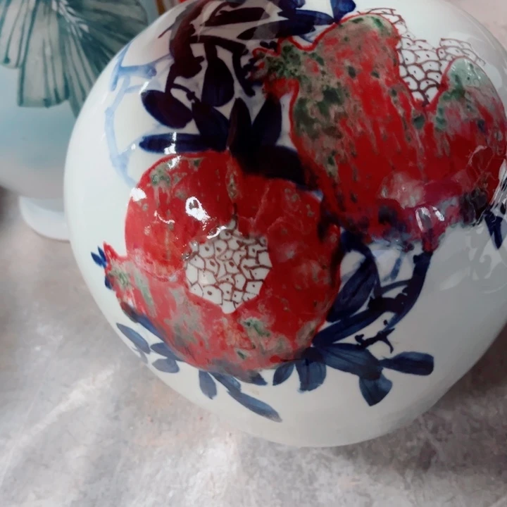 青花玲珑石榴花瓶