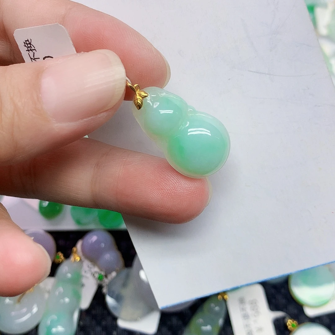 翡翠18K金镶嵌颈饰葫芦