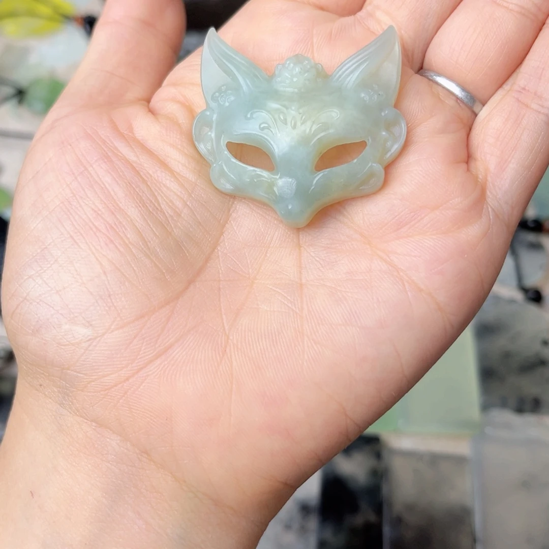 蛇纹石玉未镶嵌颈饰蓝水狐狸面具