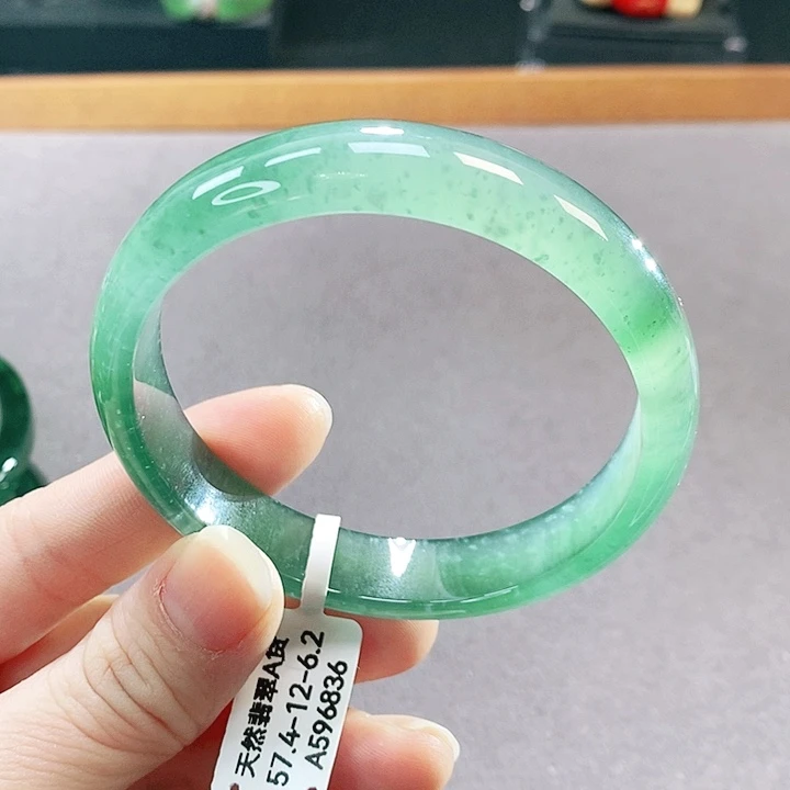 翡翠未镶嵌手镯（圆镯）